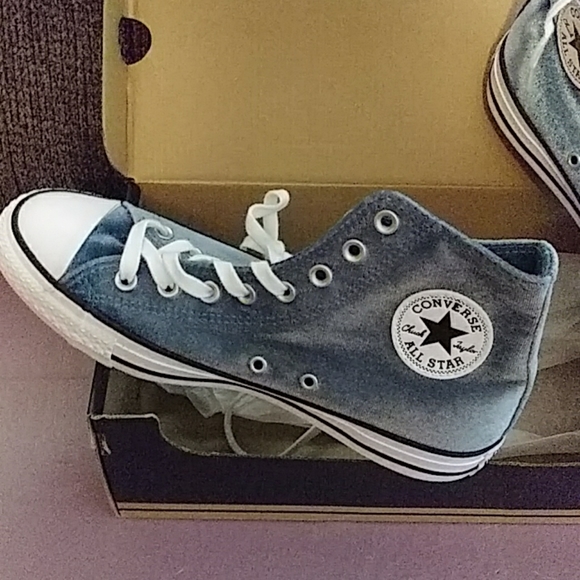 Converse - Picture 2 of 2